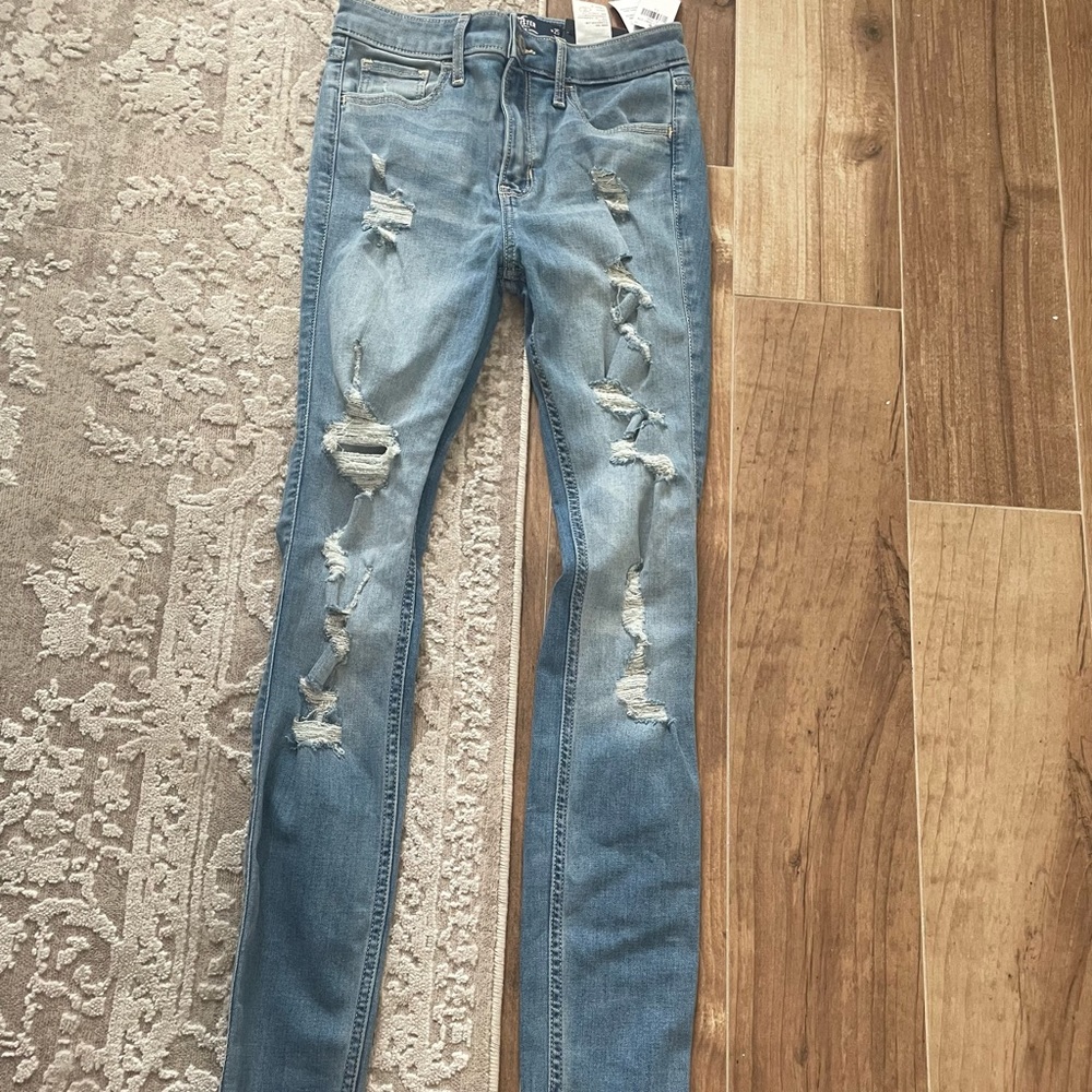 Hollister Ripped Jeans; High Rise Super Skinny Jeans; W25 L32; NEW
